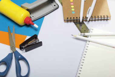 Kırtasiye için okul ve öğretim. Bloknot ve kalem kalem yazmak için ile. Kağıt, makas ve yapıştırıcı yaratıcılık için renk. Zımba, zımba ve iş için bir cetvel.