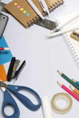 Kırtasiye için okul ve öğretim. Bloknot ve kalem kalem yazmak için ile. Kağıt, makas ve yapıştırıcı yaratıcılık için renk. Zımba, zımba ve iş için bir cetvel.