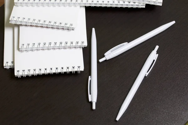 Almohadillas Primavera Blancas Bolígrafos Para Notas Bocetos Papelería Para Escuela — Foto de Stock