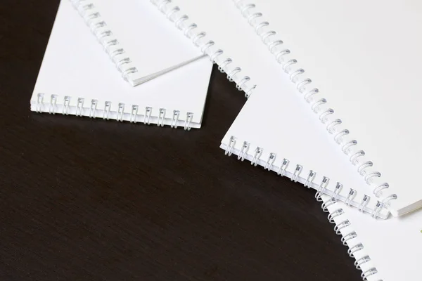 Witte Lente Laptops Voor Notities Schetsen Briefpapier Voor School Onderwijs — Stockfoto