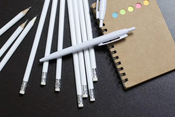 Tampons Ressort Blancs Crayons Simples Stylos Bille Pour Notes Croquis — Photo