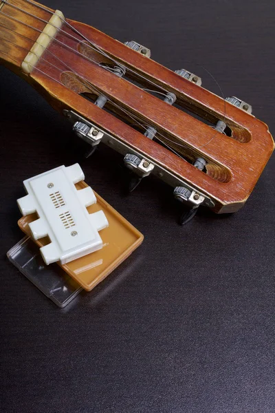 Diapasón Guitarra Acústica Diapasón Para Ajustarlo Sobre Fondo Oscuro — Foto de Stock