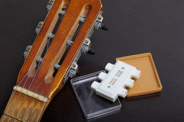 Diapasón Guitarra Acústica Diapasón Para Ajustarlo Sobre Fondo Oscuro — Foto de Stock