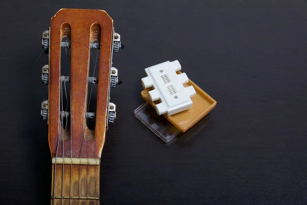 Diapasón Guitarra Acústica Diapasón Para Ajustarlo Sobre Fondo Oscuro — Foto de Stock