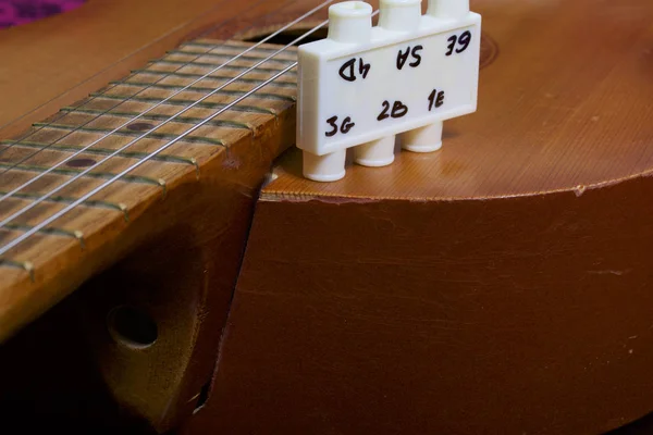 Guitarra Acústica Diapasón Para Ajustarla Sobre Fondo Oscuro — Foto de Stock