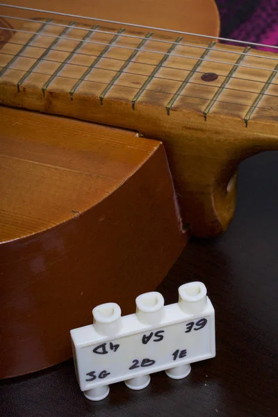 Guitarra Acústica Diapasón Para Ajustarla Sobre Fondo Oscuro — Foto de Stock