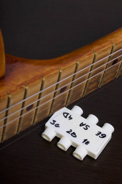 Guitarra Acústica Diapasón Para Ajustarla Sobre Fondo Oscuro —  Fotos de Stock