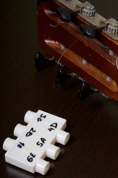 Diapasón Guitarra Acústica Diapasón Para Ajustarlo Sobre Fondo Oscuro — Foto de Stock