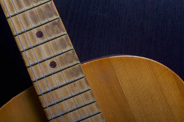 Guitarra Acústica Fundo Escuro — Fotografia de Stock