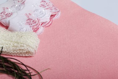 İğne işi için hedefler. Kumaş, iplik ve dantel tüyleri ile.