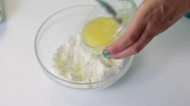 Bir su banyosunda erime için bir kap içinde çikolata parçaları kadın koyar.