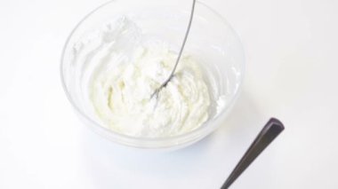 Araçlar ve sırlı curds yapmak için malzemeler. Eritilmiş çikolata ve süzme peynir dolum.