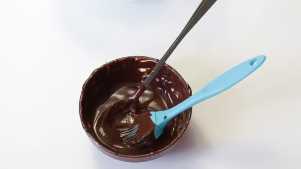 制作釉凝乳的工具和配料 融化的巧克力和山寨奶酪填充 — 图库视频影像