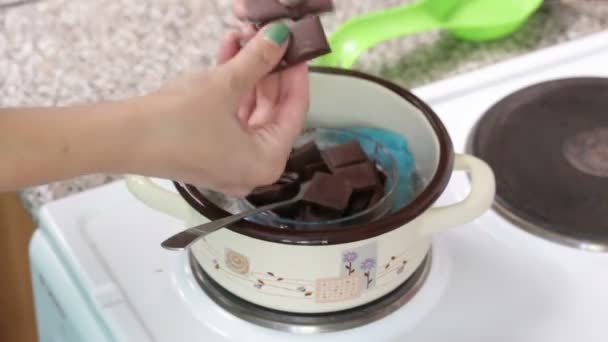 Vrouw Zet Stukken Van Chocolade Een Container Voor Het Smelten — Stockvideo