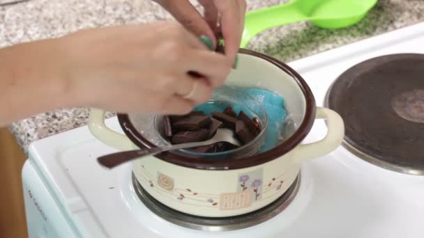 Vrouw Zet Stukken Van Chocolade Een Container Voor Het Smelten — Stockvideo