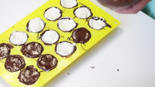 Mujer Cubre Con Chocolate Lleno Forma Masa Cuajada Junto Mesa — Vídeos de Stock