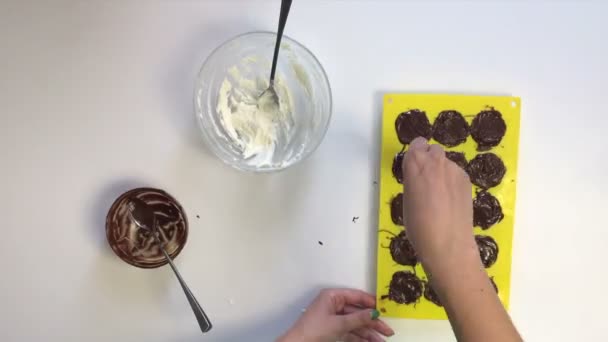 Kvinnan Täcker Med Choklad Fylld Med Ostmassa Massa Formulär Bredvid — Stockvideo