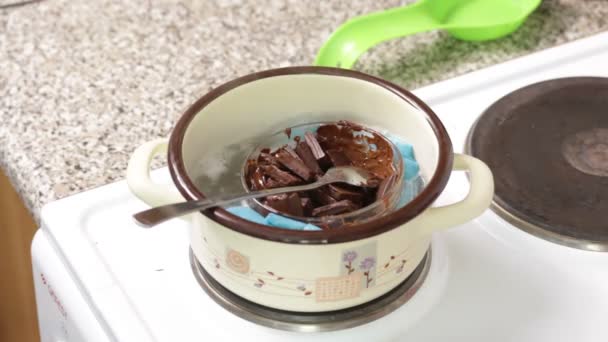 Brokken Van Chocolade Een Container Smelten Een Waterbad — Stockvideo