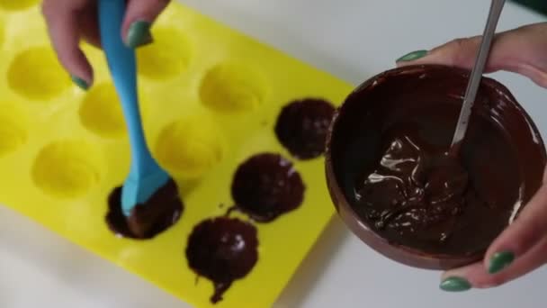 Uma Mulher Lubrifica Chocolate Derretido Com Molde Silicone Lado Mesa — Vídeo de Stock