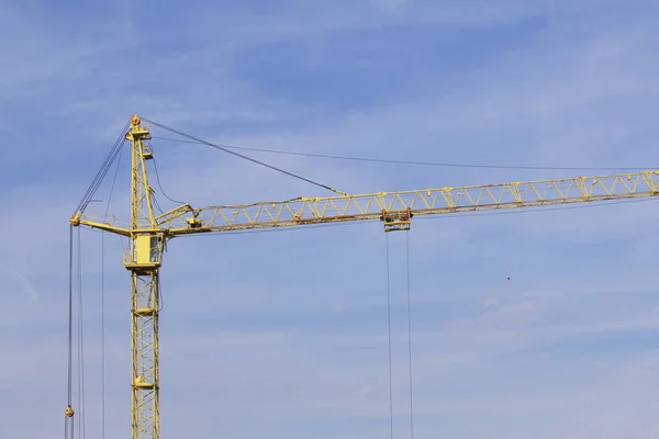 高耸的建筑起重机对蓝天 — 图库照片