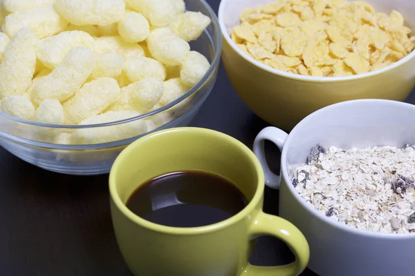 Przydatne Śniadanie Musli Kukurydza Kije Płatki Pucharach Istnieje Filiżankę Kawy — Zdjęcie stockowe