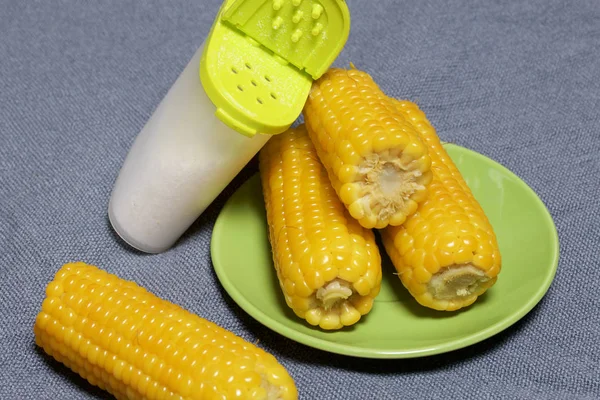 Cobs Boiled Corn Salt Salt Shaker Background Sacking — Stock Photo, Image