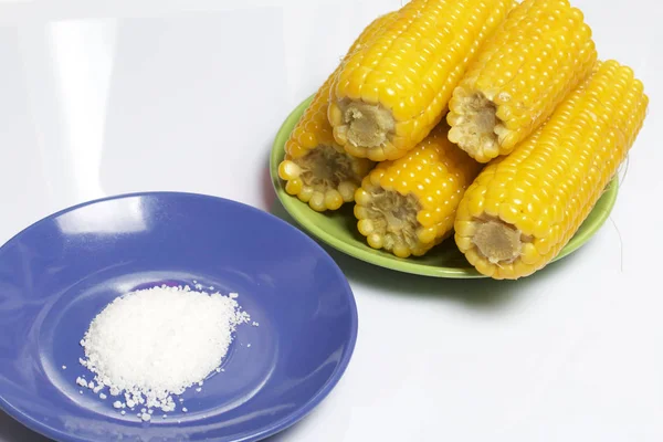 Főtt Kukorica Cob Fekszik Egy Csészealj Fehér Alapon — Stock Fotó