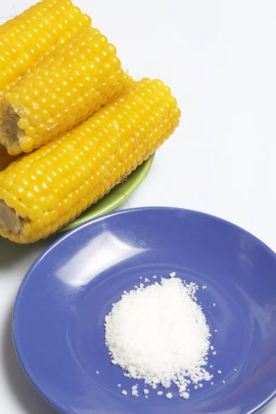 Főtt Kukorica Cob Fekszik Egy Csészealj Fehér Alapon — Stock Fotó