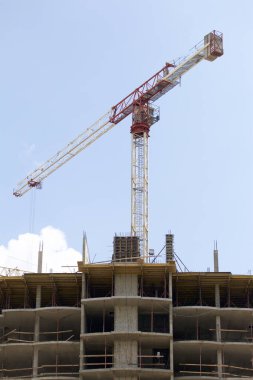 Kule vinç mavi gökyüzüne karşı bina. Binalar inşaat altında görülebilir.