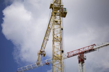 Kule vinç mavi gökyüzüne karşı bina.