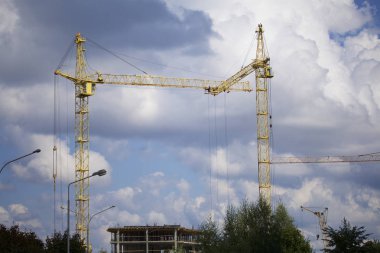 Kule vinç mavi gökyüzüne karşı bina. Binalar inşaat altında görülebilir.