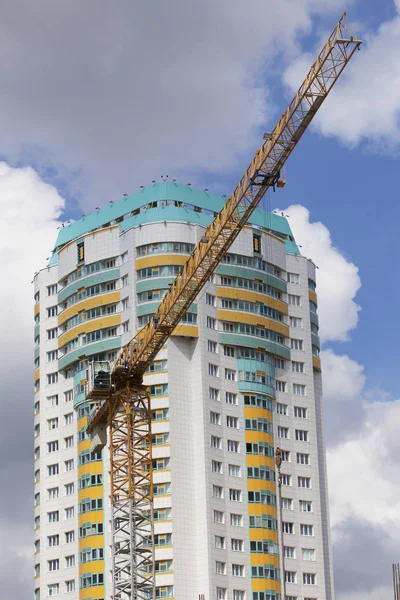 Kule Vinç Mavi Gökyüzüne Karşı Bina Binalar Inşaat Altında Görülebilir — Stok fotoğraf