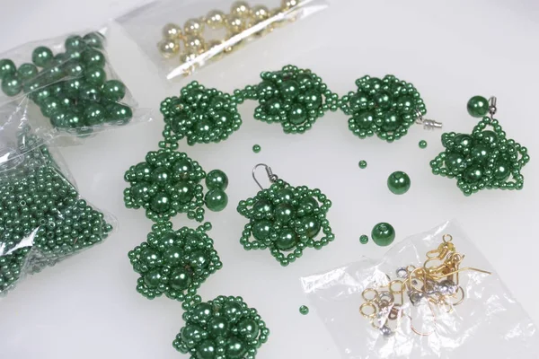 Σκουλαρίκια Και Βραχιόλι Χειροποίητο Κεντήματα Στο Σπίτι Στεφάνη Κοσμήματα Πράσινο — Φωτογραφία Αρχείου