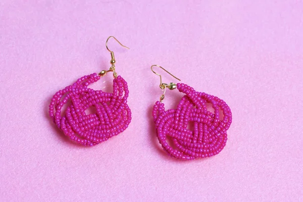 手工制作的珠子耳环 粉红色的颜色 在家里做针线活 珠首饰 — 图库照片