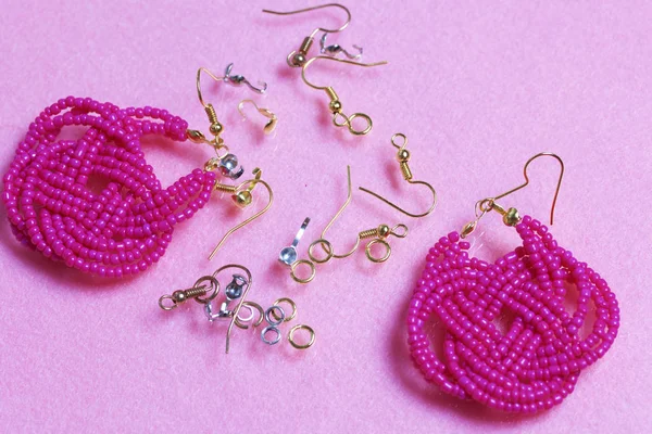 手工制作的珠子耳环 粉红色的颜色 附近是散耳线和其他配件 在家里做针线活 珠首饰 — 图库照片