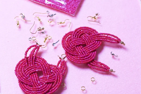 Fülbevaló Gyöngyök Kézzel Rózsaszín Közelben Szét Vannak Szórva Fül Vezetékek — Stock Fotó