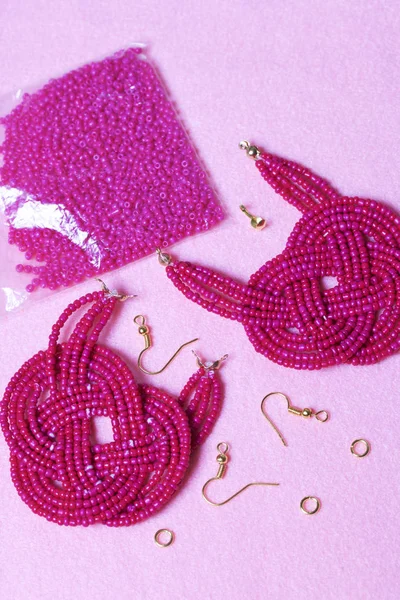 Orecchini Perline Fatte Mano Colore Rosa Nelle Vicinanze Sono Sparsi — Foto Stock