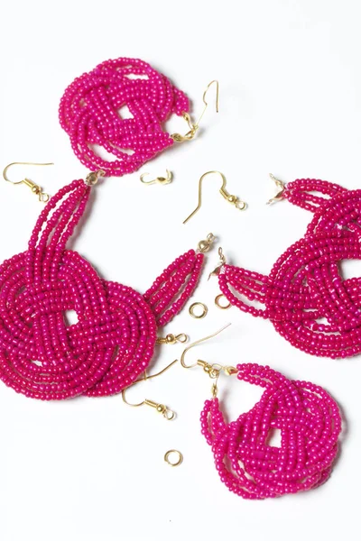 手工制作的珠子耳环 粉红色的颜色 附近是散耳线和其他配件 在家里做针线活 珠首饰 — 图库照片