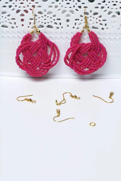 Σκουλαρίκια Από Χάντρες Χειροποίητο Ροζ Χρώμα Κρεμάστε Στο Περίπτερο Κοντινή — Φωτογραφία Αρχείου