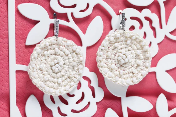 耳环针织与刺绣从珠子 白色的颜色 — 图库照片