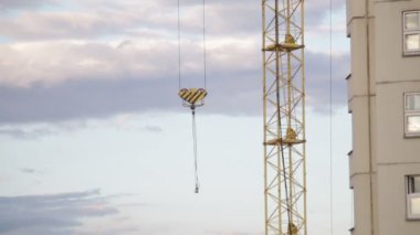 Vinç inşaat alanı üzerinde eseri. Mavi gökyüzüne karşı.