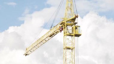 Vinç inşaat alanı üzerinde eseri. Mavi gökyüzüne karşı.