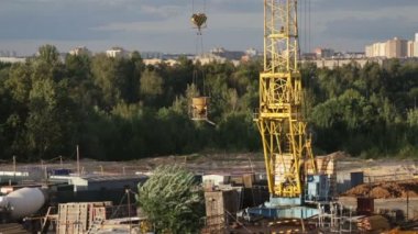 Bir inşaat sitesinde bir inşaat vinç eseri. Binanın betonarme çerçeve montajı