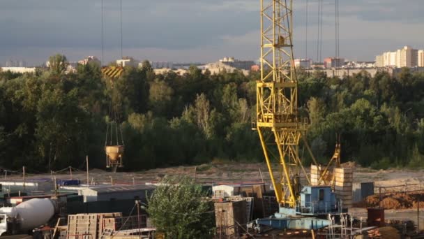 Trabalho Guindaste Construção Canteiro Obras Ereção Estrutura Concreto Armado Edifício — Vídeo de Stock