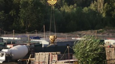 Bir inşaat sitesinde bir inşaat vinç eseri. Binanın betonarme çerçeve montajı.