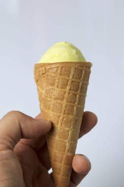 Onun waffle koni holding dondurma adamdır. Beyaz bir arka plan üzerinde.