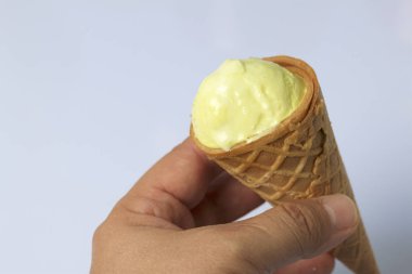 Onun waffle koni holding dondurma adamdır. Beyaz bir arka plan üzerinde.