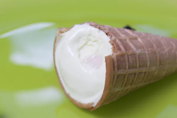 Snack Ice Cream Egy Waffle Kürt Fehér Háttér Előtt Fekszik — Stock Fotó