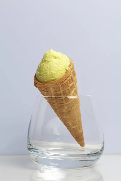 Crème Glacée Dans Une Corne Gaufre Tient Dans Verre Sur — Photo