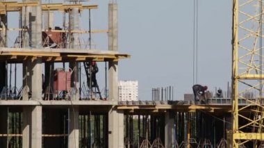 Beton inşaat yapı çerçeve yaptı. İşçiler üst düzey hareket ediyor.